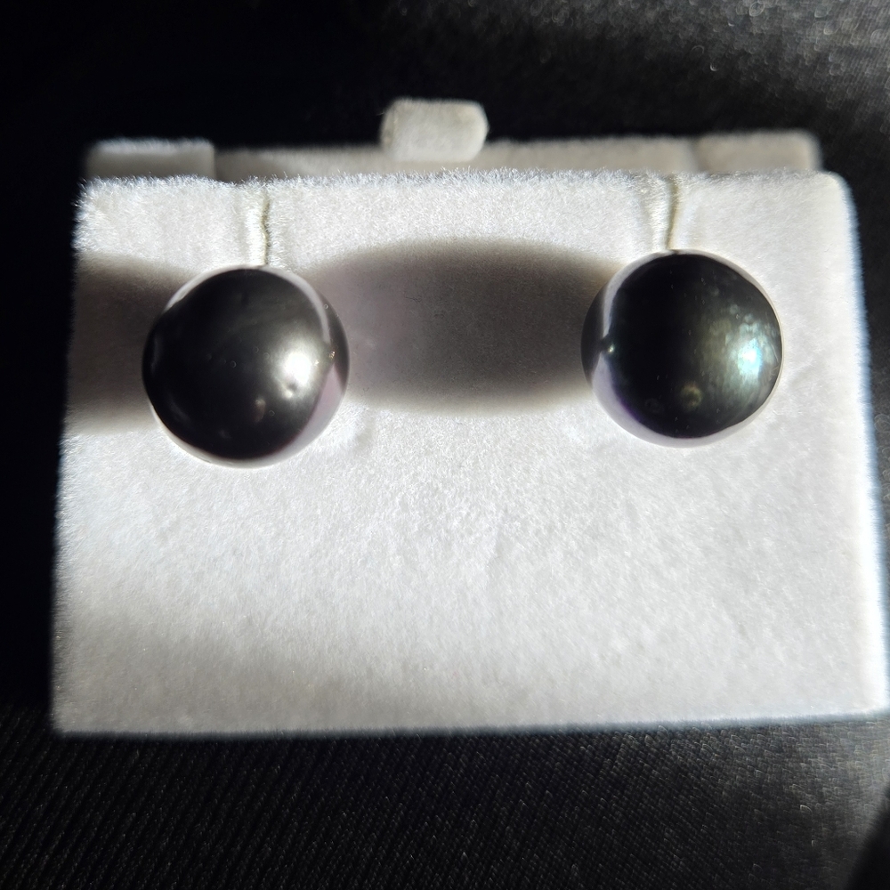 Tahitian Black Pearl Earrings 13mm in 18k  (marked 750) Yellow Gold